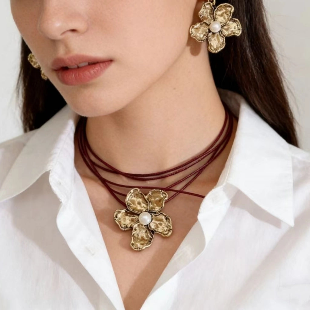 Ciondolo a forma di fiore in oro con perle, catenina multiuso per la clavicola, collana con cordino rosso.