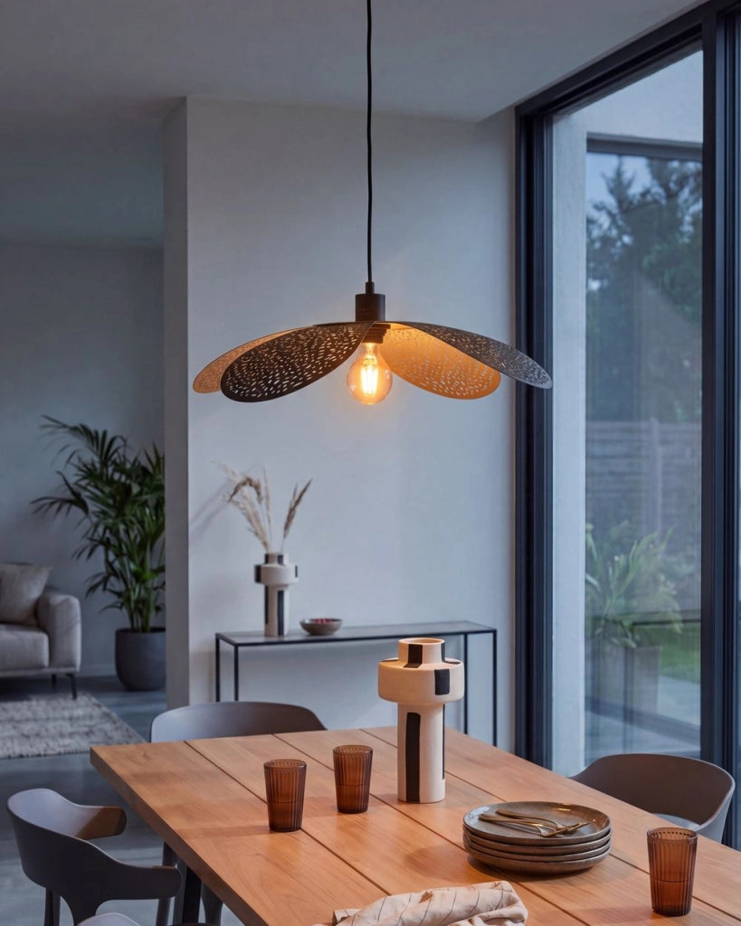 Lampada a sospensione con paralume metallico in ferro nero per l'illuminazione a sospensione