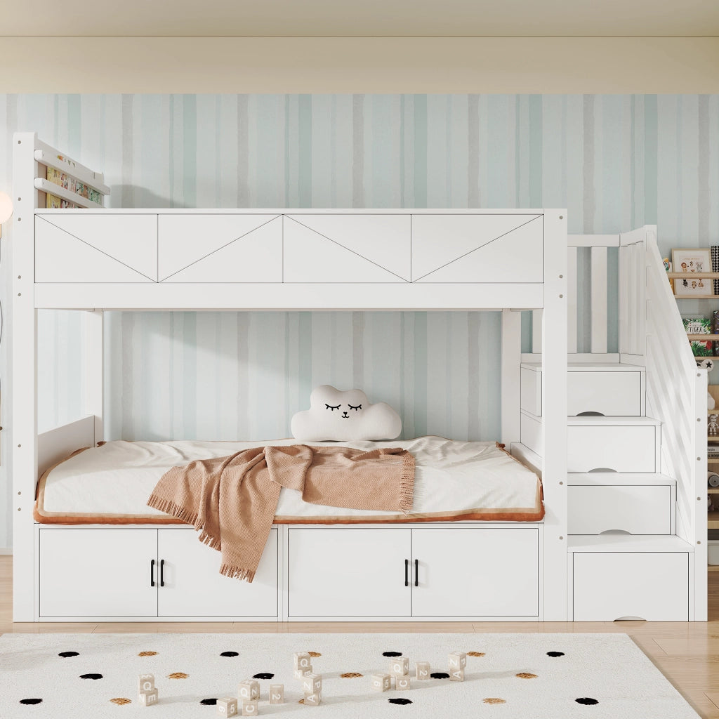 Letto a castello per bambini 90x200 cm con scala contenitore, vani portaoggetti sotto il letto, sponde di sicurezza alte e libreria, legno bianco