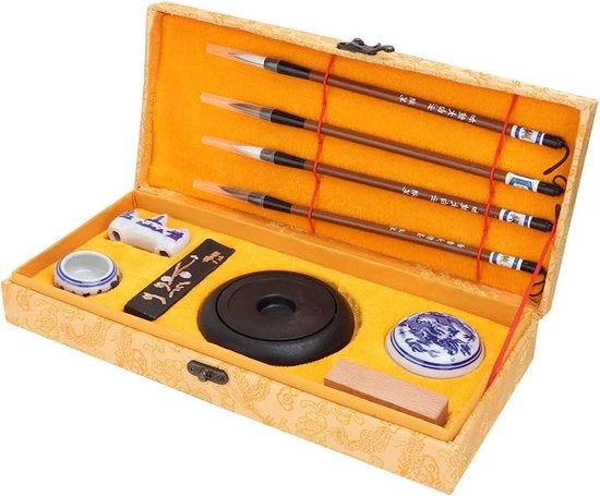 Set di calligrafia con pennello da scrivere, carta da inchiostro e pietra da inchiostro - per la calligrafia e la pittura Sumi.