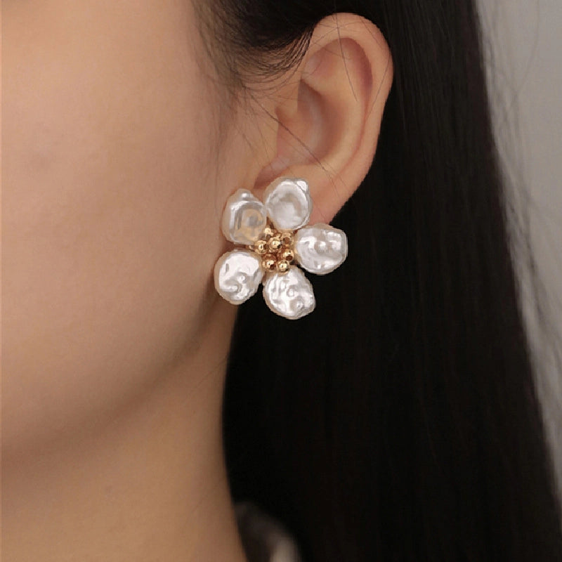 Orecchini di perle in stile francese, sobri ed eleganti, con motivi floreali barocchi.