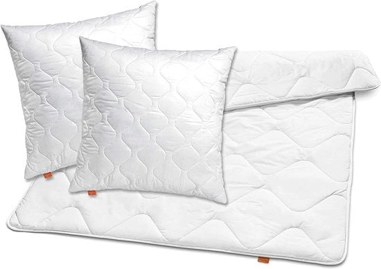 Set di cuscini e coperta Basic 100 | coperta 200 x 200 cm e 2 cuscini 80 x 80 cm | coperta per 4 stagioni | rivestimento del 100% di microfibra | Made in UE | lavabile fino a 60 gradi | bianco