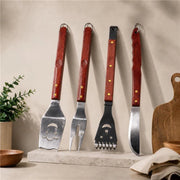 GRILL SET DA 4 UTENSILI PER BARBECUE CON MANICO IN LEGNO 52 CM