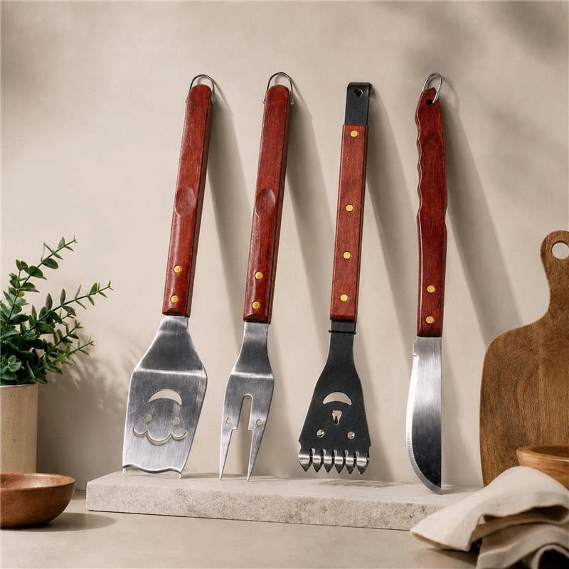 GRILL SET DA 4 UTENSILI PER BARBECUE CON MANICO IN LEGNO 52 CM