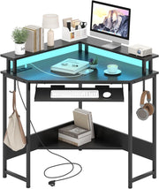 Scrivania per Computer, Scrivania Gaming Triangolare con Stazione di Ricarica, LED, Vassoio per Tastiera e Supporto per Monitor, 80 x 80 x 88 cm, Desk Salvaspazio con Ganci e Scaffale (Nero)