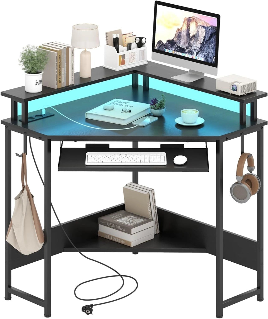Scrivania per Computer, Scrivania Gaming Triangolare con Stazione di Ricarica, LED, Vassoio per Tastiera e Supporto per Monitor, 80 x 80 x 88 cm, Desk Salvaspazio con Ganci e Scaffale (Nero)