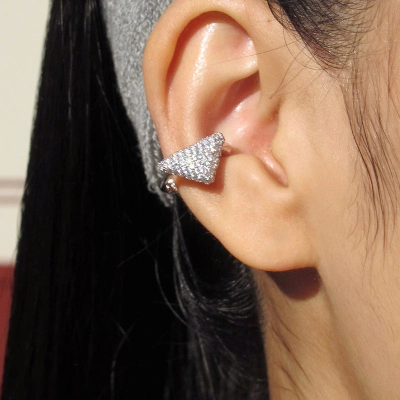 Orecchino a clip triangolare con zirconi microverniciati e decorazione 3D effetto diamante.