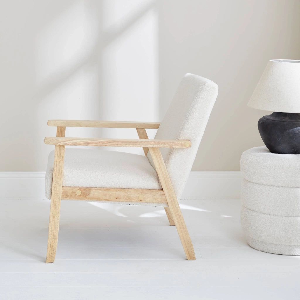 Poltrona scandinava in legno e tessuto bouclé, crema