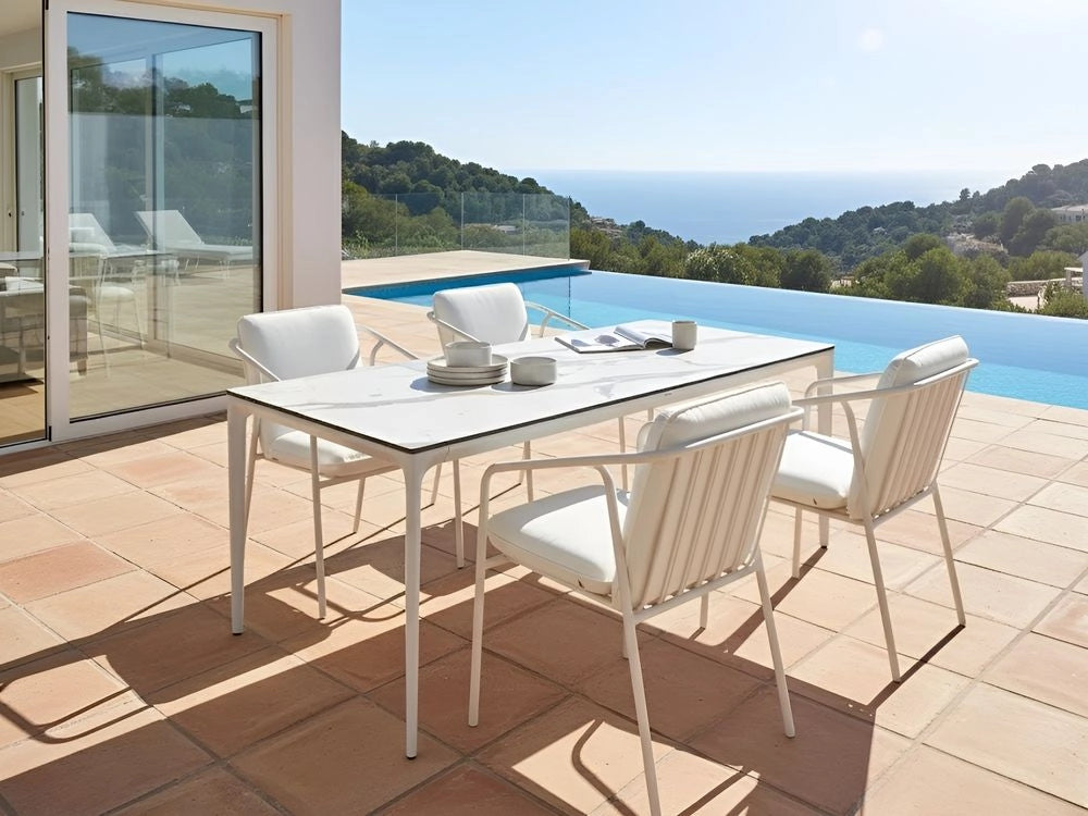 Tavolo da pranzo da giardino Piano in HPL bianco Telaio in alluminio bianco Resistente ai raggi UV all'acqua e alla ruggine Stile moderno del patio esterno