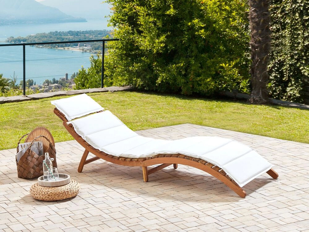 Lettino da sole in legno di acacia chiaro  Cuscino Bianco Design a doghe Pieghevole Caratteristica Forma curva Giardino Patio Balcone