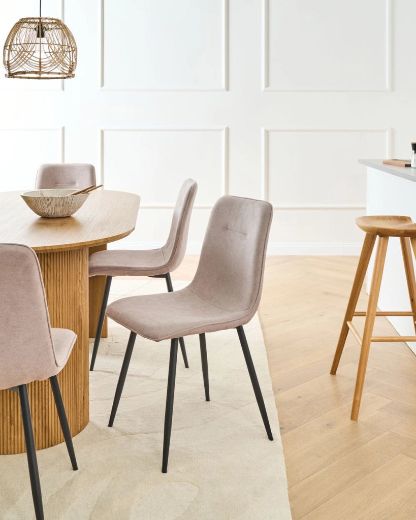Set di 4 sedie da pranzo Tappezzeria in poliestere beige Gambe nere in ferro Sala da pranzo senza braccioli