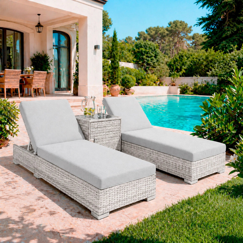 Set 2 Lettini Prendisole In Polyrattan Con Tavolino Contenitore E Cuscini Schienale Regolabile 5 Posizioni Sdraio Da Giardino Terrazzo Piscina Relax Outdoor Arredo Esterno 184 x 60 x 21 Cm Grigio Chiaro