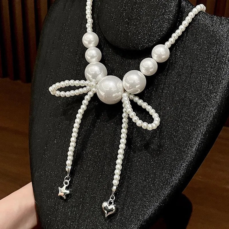 Collana con fiocco grande e perle, realizzata a mano, regalo di Natale o di compleanno.