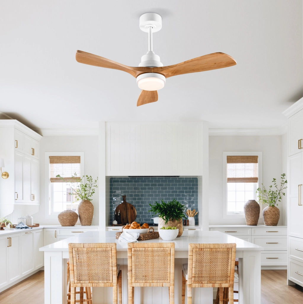 Ventilatore da soffitto con luce e telecomando; 3 pale in legno massello; bianco e naturale