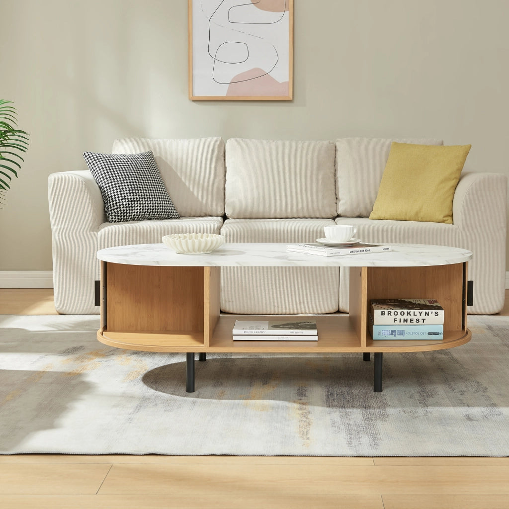 Tavolino Tvedestrand da Salotto con 2 Ante Scorrevoli in Bambù 120 x 55 x 40 cm - Effetto Marmo Bianco / Naturale [en.casa]