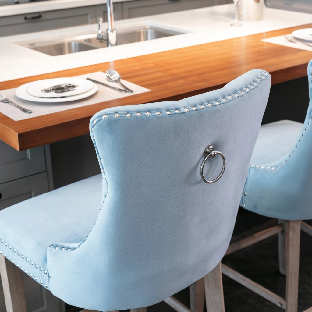 Sgabello da bar in velluto con schienale alto, rivetti decorativi e gambe in legno massello azzurro chiaro