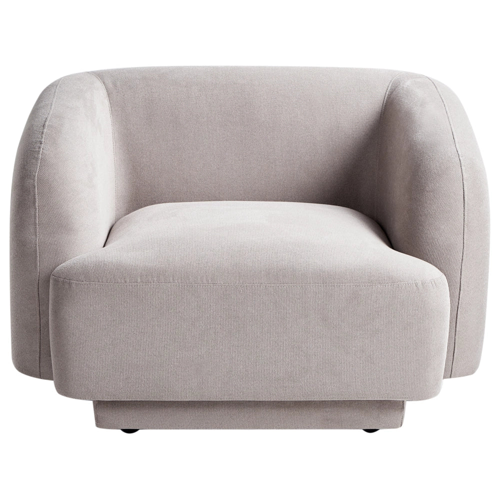 Poltrona in tessuto grigio chiaro stile retro glam art decor con braccioli