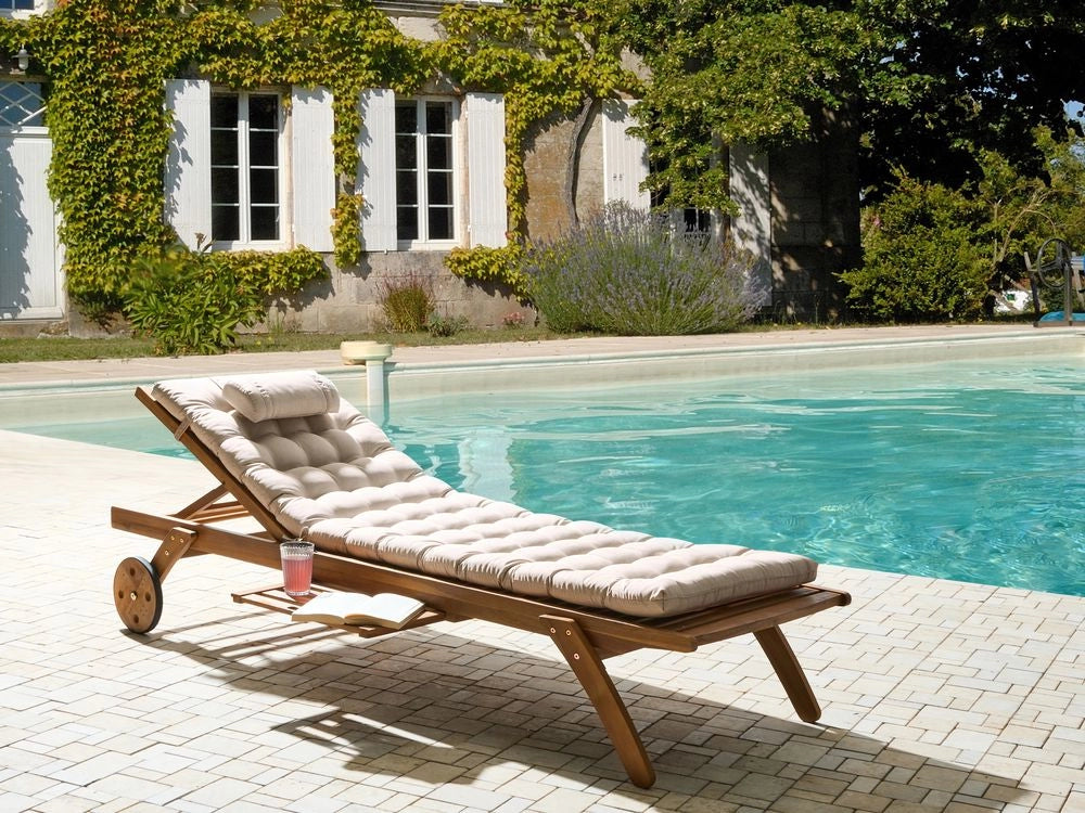 Lettino da giardino in legno chiaro di acacia con cuscino beige chiaro reclinabile su ruote con tavolino