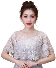 Cape elegante con bordo a fiori per la sposa