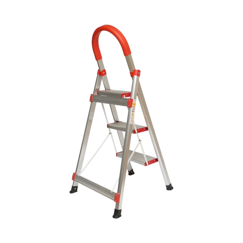 Scala pieghevole in alluminio, 3 gradini antiscivolo, altezza 68 cm, portata massima 130 kg.