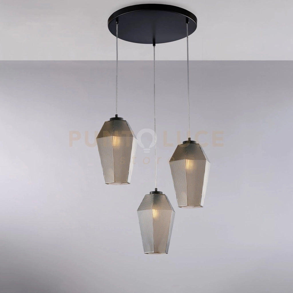 Sospensione in ferro laccato nero con cavi elettrici regolabili e diffusori in vetro soffiato grigio specchiato con decoro in rilievo 3 luci