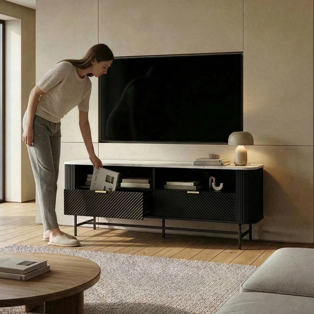 Mobile Porta TV Olvehok con Cassetti e Scomparti Aperti 140x40x55cm Nero / Effetto Marmo Bianco [en.casa]