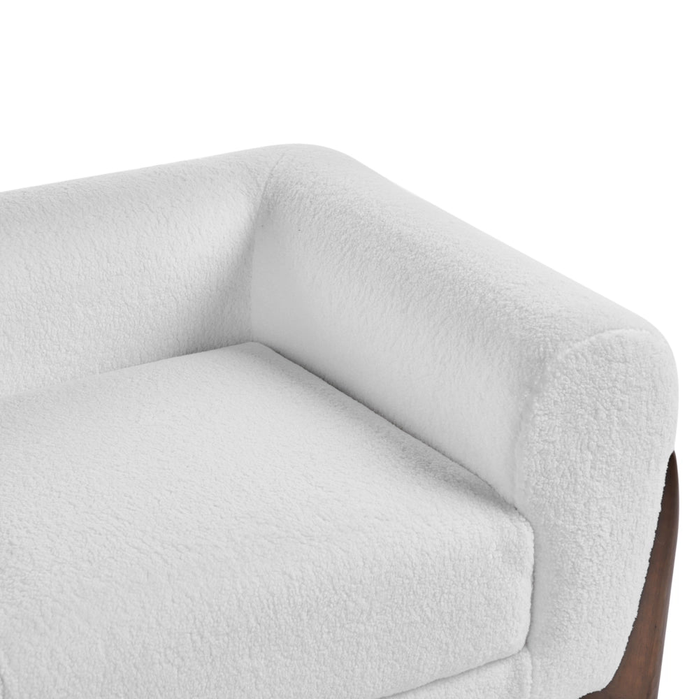 Divano a due posti con rivestimento in tessuto bouclè bianco con braccioli e gambe in legno stile moderno