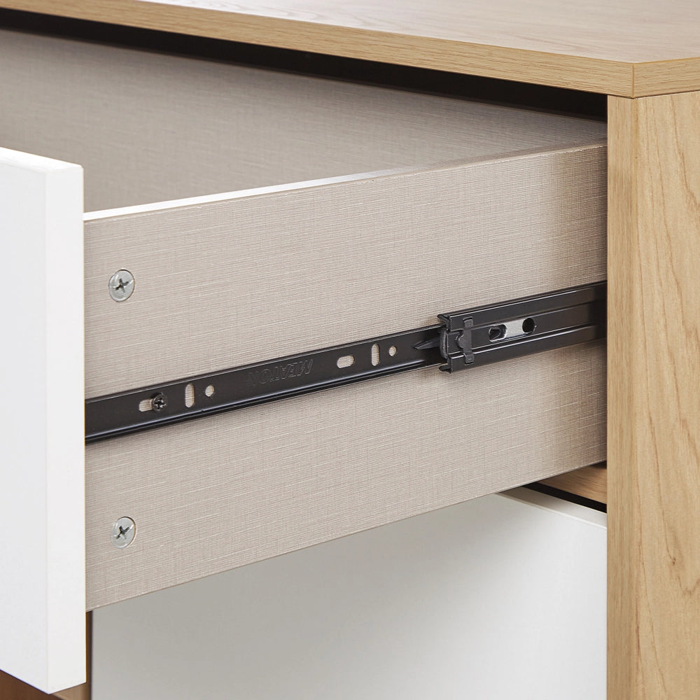 Credenza in legno chiaro con armadi in derivati del legno bianchi Scaffali per cassetti in stile retrò