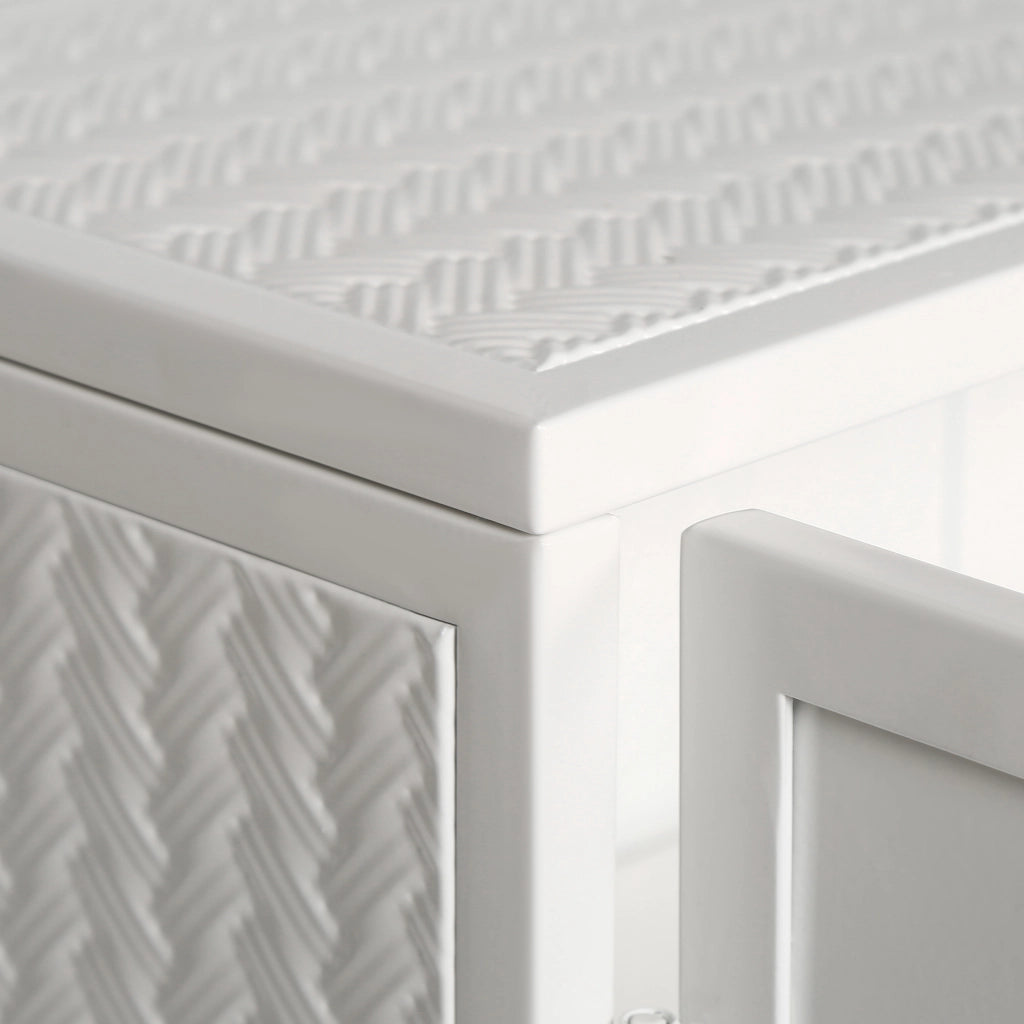 Pensile con 2 Ante in Vetro e 3 Livelli; Ripiano Rimovibile; Motivo Intrecciato; in Metallo; 70×23×60 cm; Bianco