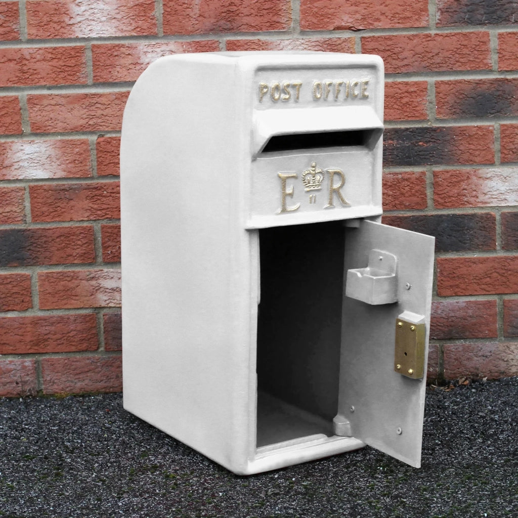 Cassetta Postale per le Lettere in Stile Britannico Inglese in Ghisa da Esterno Bocchetta Lettere Standard UK - con Piedistallo - Bianco