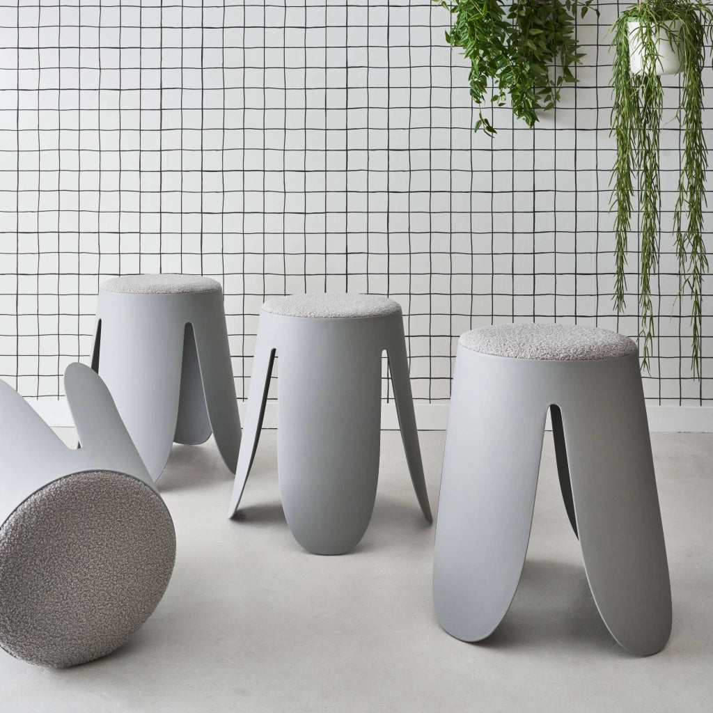 Set 4 sgabelli impilabili in bouclé, grigio chiaro