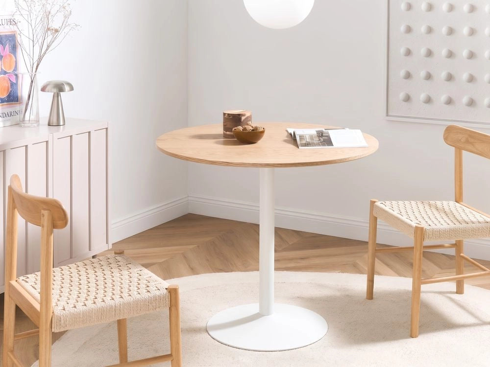 Tavolo da pranzo e da cucina rotondo in stile boho con piano in MDF (ø 90 cm), base in ferro verniciata a polvere e impiallacciatura in rovere chiaro