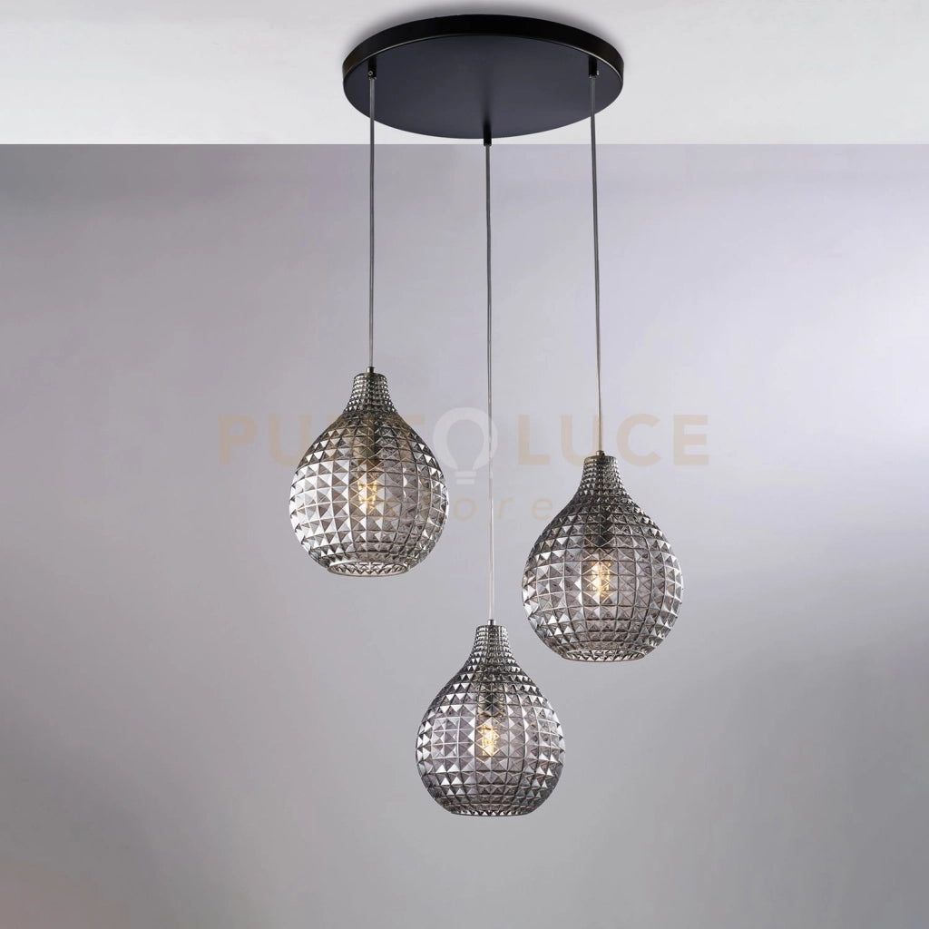 Sospensione in ferro laccato nero e montatura cromo con cavi elettrici regolabili e diffusori in vetro soffiato grigio specchiato con decoro effetto cristallo 3 luci