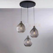 Sospensione in ferro laccato nero e montatura cromo con cavi elettrici regolabili e diffusori in vetro soffiato grigio specchiato con decoro effetto cristallo 3 luci