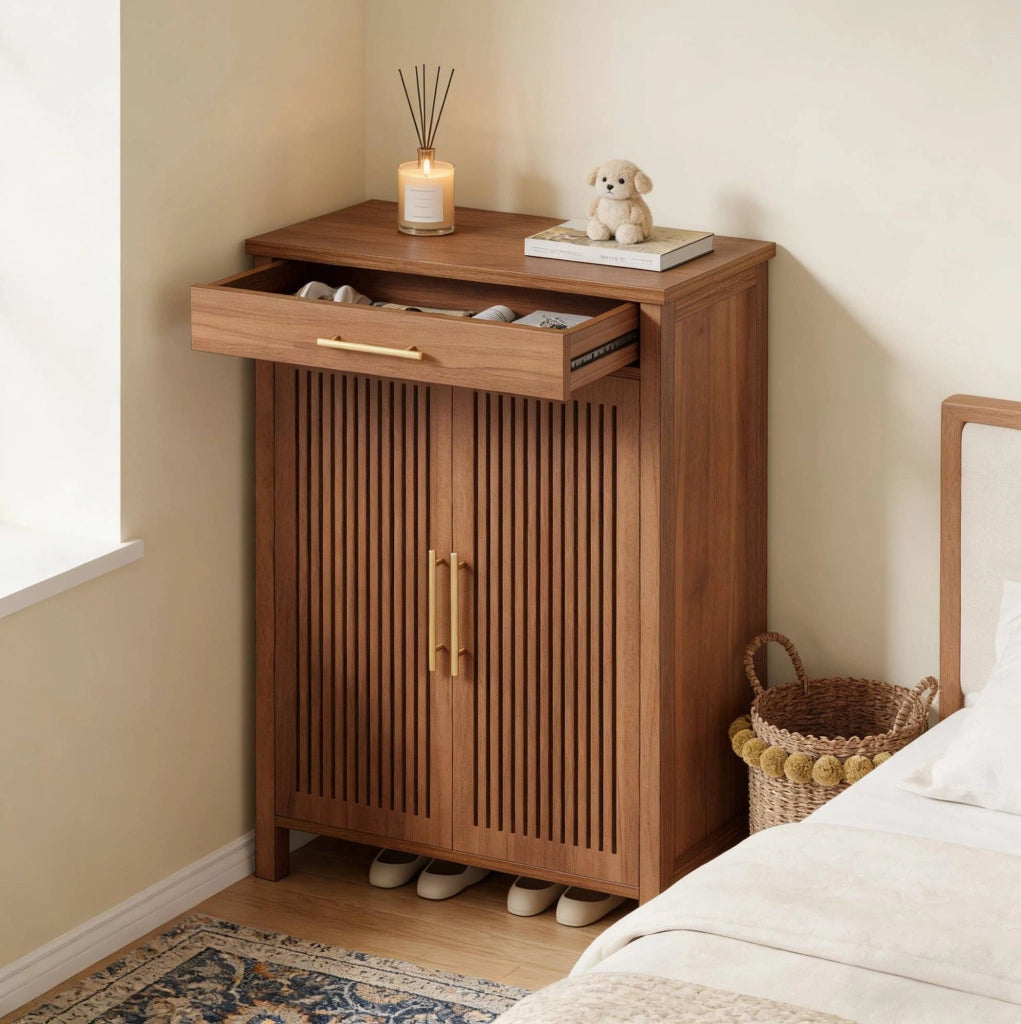 Scarpiera freestanding a 5 ripiani con ante a lamelle e cassetto; MDF e metallo marrone