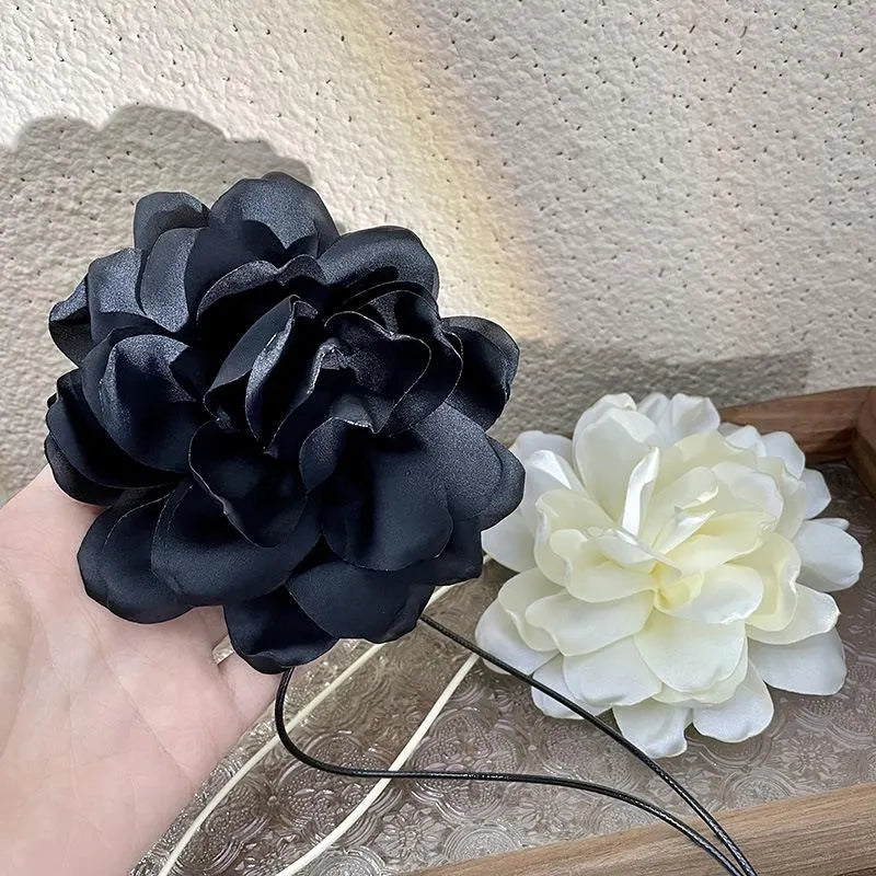 Collana girocollo con fiori e perline, realizzata a mano: stile vintage bianco e nero