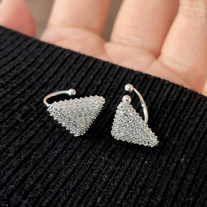 Orecchino a clip triangolare con zirconi microverniciati e decorazione 3D effetto diamante.