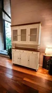Credenza cristalliera napoletana in legno 3 ante Shabby chic bianco anticato e noce pomelli bronzo