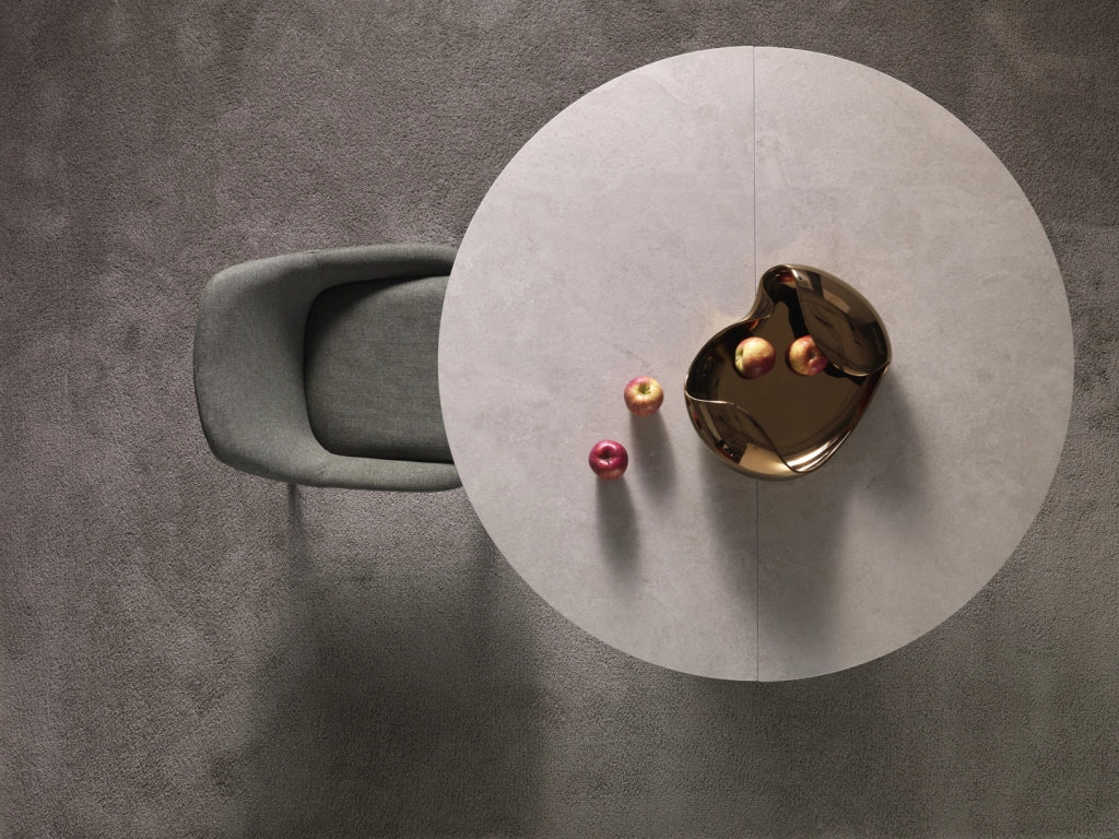 Tavolo Moon in ceramica sabbia su vetro con struttura in metallo verniciato sabbia, design scultoreo e moderno - Stones