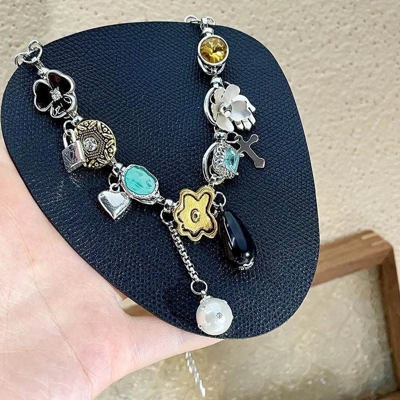 Collana fatta a mano con perle e fiore in metallo: un regalo in stile vintage