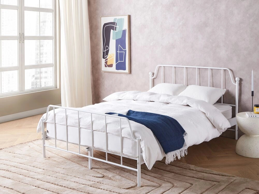 Letto matrimoniale con rete a doghe in legno di pioppo e struttura metallo bianco 140 x 200 cm Camera da letto minimalista industriale