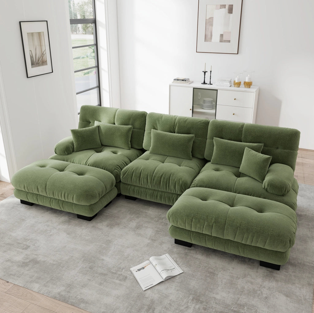 Divano modulare con ottomane mobili in chenille verde; configurazione a U o angolare