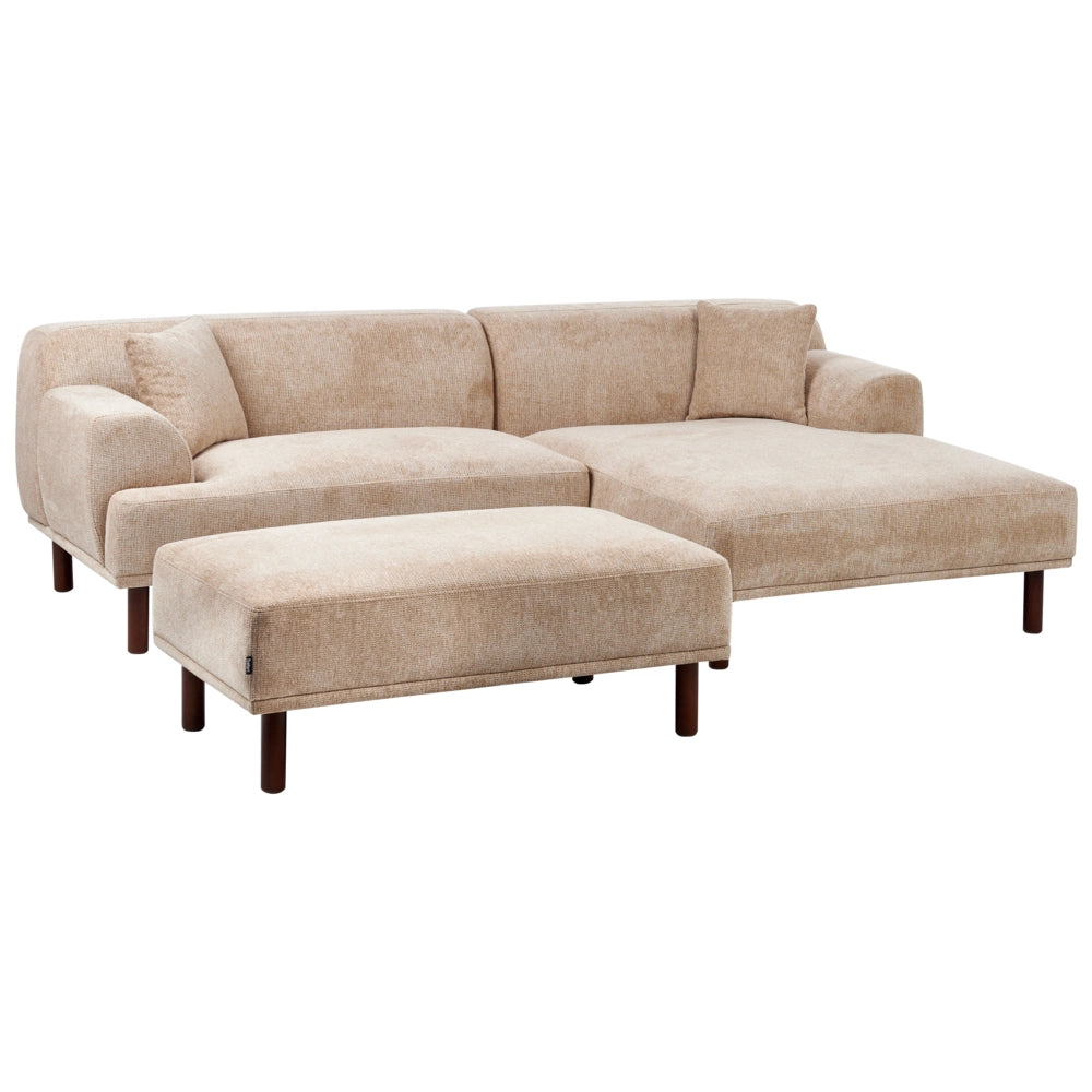 Divano ad angolo sinistro in tessuto beige lato sinistro con pouf e gambe in legno stile minimalista