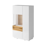 Credenza alta con la collezione KILES a due ante. Colori bianco e rovere. Porta a vetro sulla sinistra.