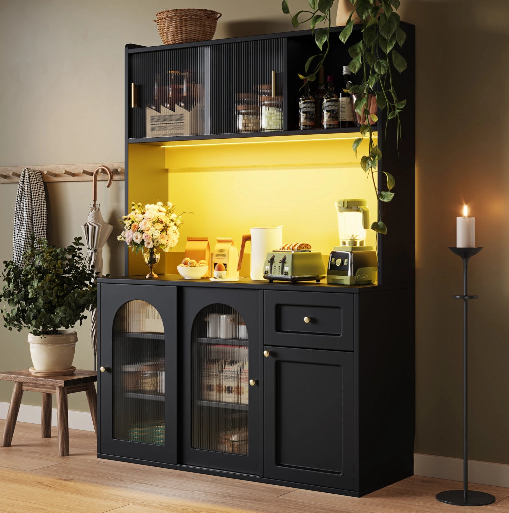 Credenza 120x35x167 cm con LED controllato da app; ripiani regolabili; vetro scorrevole; MDF e PB; nero