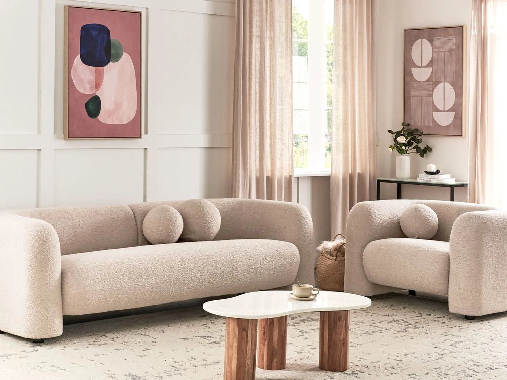 Set da salotto composto da divano e poltrona in bouclè beige 4 posti con cuscini aggiuntivi stile glamour retrò soggiorno