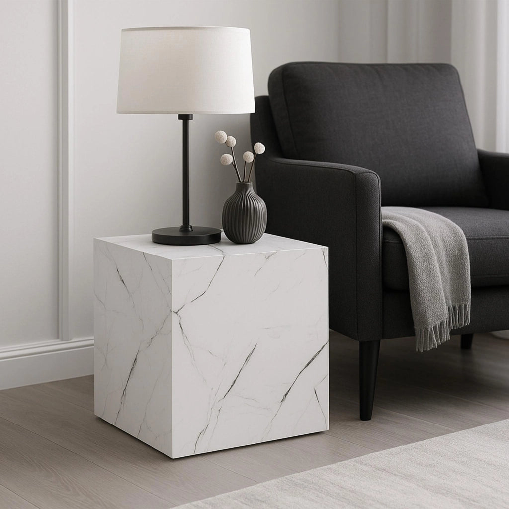 Tavolino Ellelu a Forma di Cubo 45 x 40 x 40 cm - Effetto Marmo Bianco [en.casa]