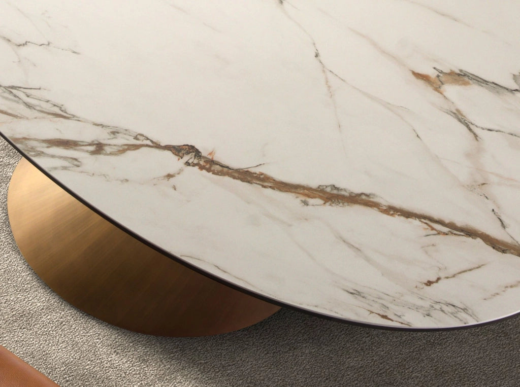 Tavolo da pranzo ovale con marmo porcellanato e fusto in acciaio color bronzo