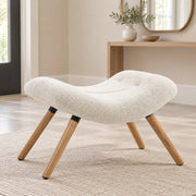 Pouf imbottito crema con gambe in legno di faggio
