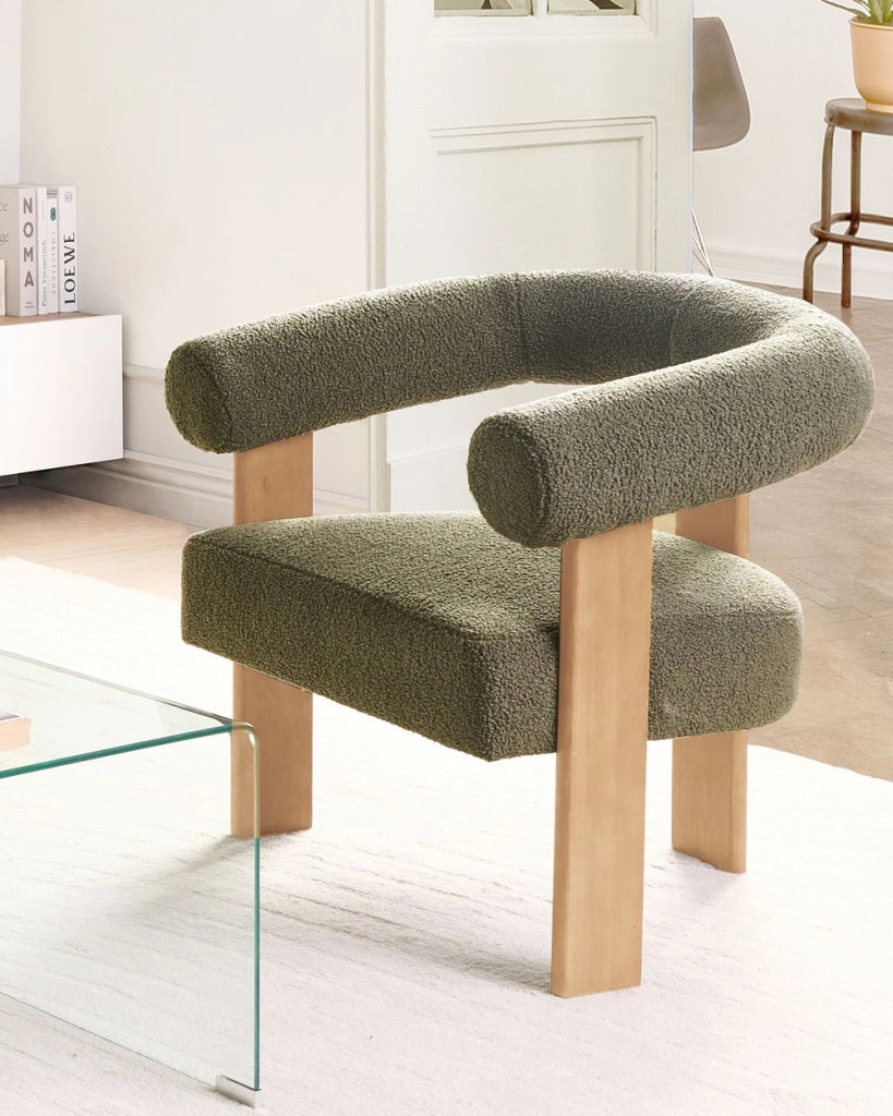 Poltrona verde e marrone chiaro con rivestimento in bouclé design retrò gambe in legno per soggiorno